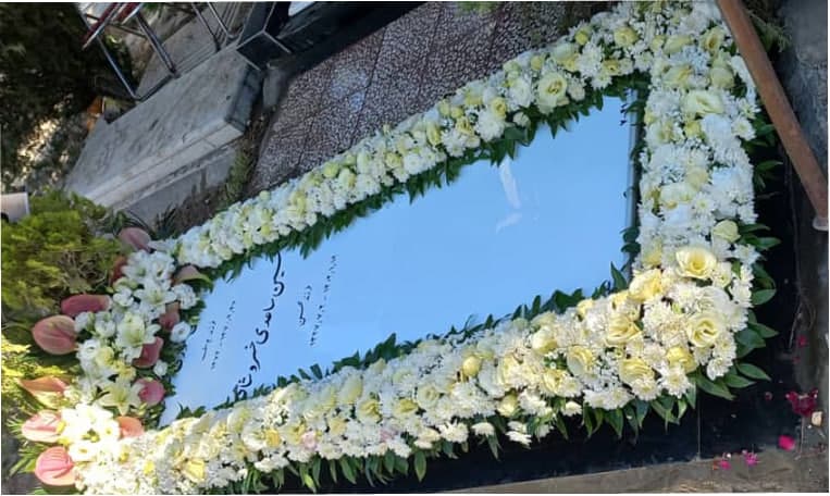 گلآرایی مزار با ترکیب گلهای داوودی و لیسیانتوس